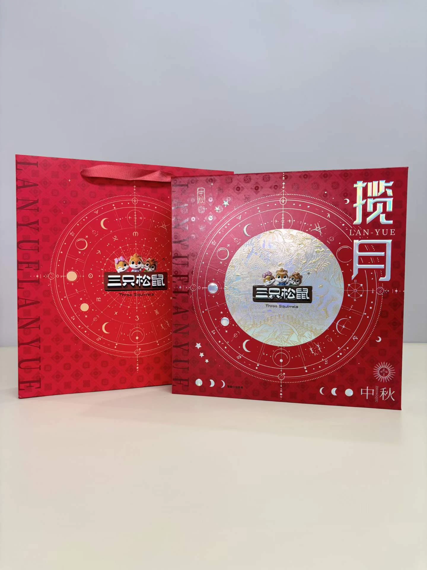 三只松鼠揽月 实拍图
